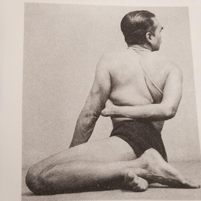 滋养脊柱神经，缓解腰背疼痛：巴拉瓦伽第一式