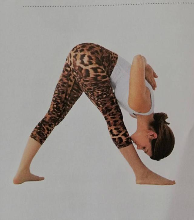 常练这个瑜伽动作，让办公族摆脱背部不适，提升稳固感和伸展感