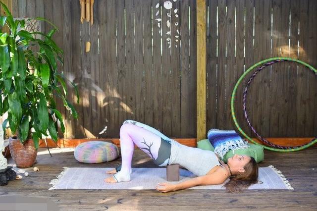 秋天练瑜伽重修复，5个恢复性瑜伽体式助你舒缓压力，放松身心