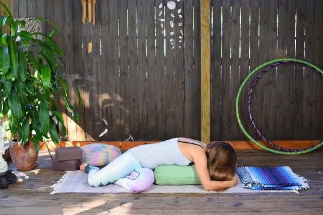 秋天练瑜伽重修复，5个恢复性瑜伽体式助你舒缓压力，放松身心