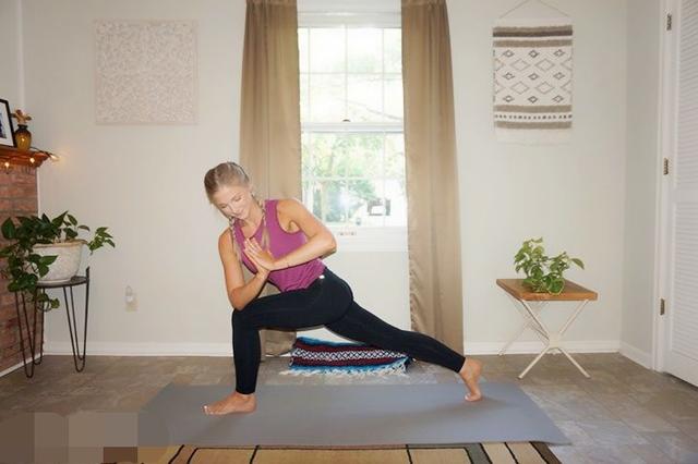 10个能量满满的瑜伽姿势，经常练习，助你锻炼全身力量提高平衡感