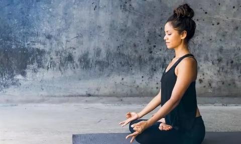 初学瑜伽，如何安全有效的练习瑜伽莲花坐，试试这些技巧