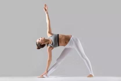 经常练习瑜伽三角式，如何避免膝盖受伤，这些技巧你要知道