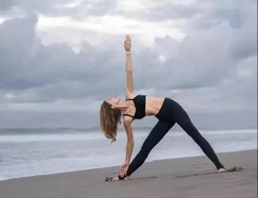 经常练习瑜伽三角式，如何避免膝盖受伤，这些技巧你要知道