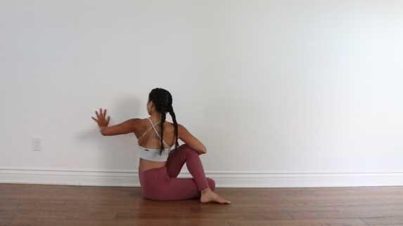 瑜伽扭转，10个靠墙练习推荐给你，让你的扭转更深入