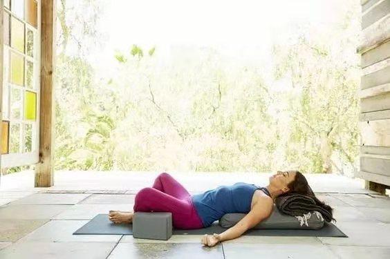 更年期并不可怕，练习瑜伽可以帮你缓解各种不适