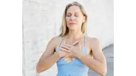 10瑜伽姿势，让血液滋养胸部，预防下垂，没事多练练