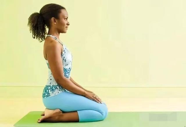 瑜伽英雄式在练习中如何保护膝关节？了解原理正确练习是关键