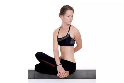 瑜伽练习中不要忽视对骶髂关节的保护，扭转姿势尤其要注意