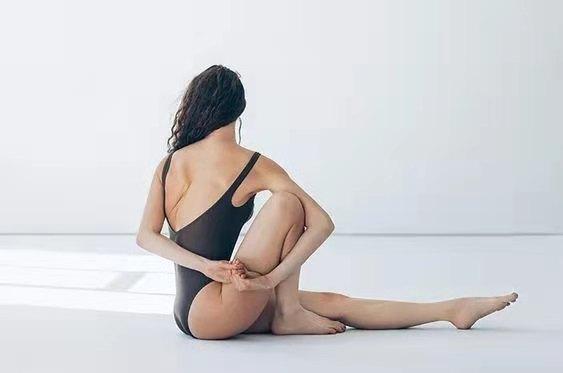 瑜伽练习中不要忽视对骶髂关节的保护，扭转姿势尤其要注意