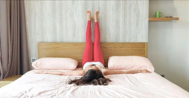 超简单的睡前瑜伽，放松身心缓解疲劳，让你快速入睡