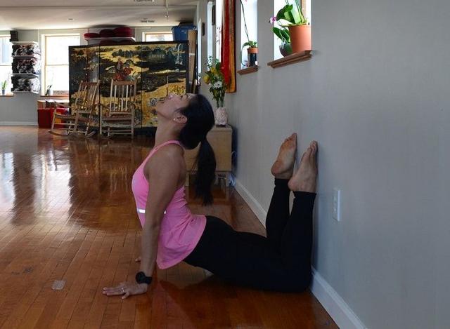 靠墙，让你的瑜伽后弯练习更加安全有效，试试吧！