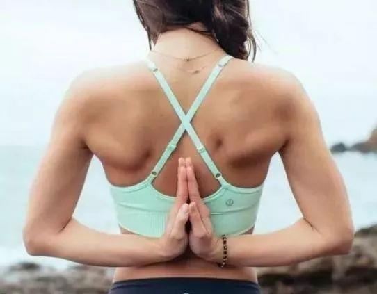 7个瑜伽姿势，从不同方位锻炼伸展你的背部肌肉，让脊柱更年轻