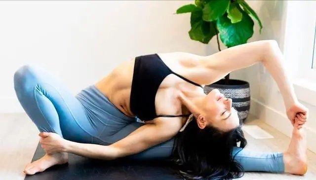 瑜伽侧弯体式练习，缓解背部疼痛，改善呼吸能力
