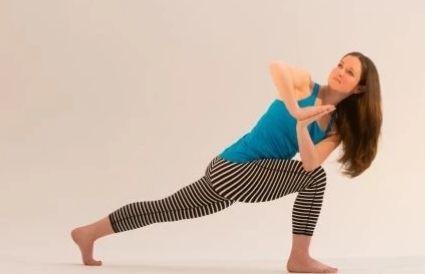 14个简单的瑜伽姿势，从各个方位灵活脊柱，越练越年轻