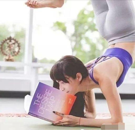 瑜伽读书两不误，据说爱阅读的伽人是这样练瑜伽的！