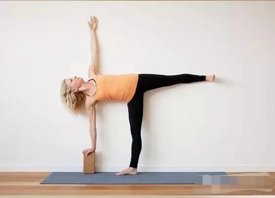 加上瑜伽砖，练习更方便，让你的瑜伽更进一步