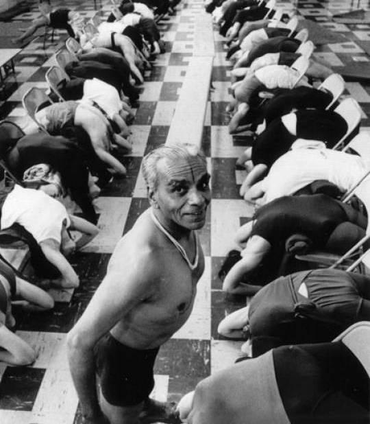 90岁还每天坚持倒立的瑜伽大师，瑜伽真正的现世传人