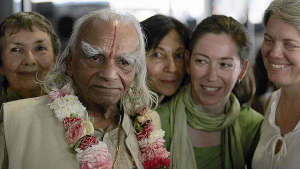 90岁还每天坚持倒立的瑜伽大师，瑜伽真正的现世传人