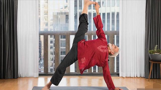 81岁还在授课的瑜伽大师，倒立只用头，膜拜了