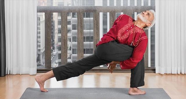81岁还在授课的瑜伽大师，倒立只用头，膜拜了