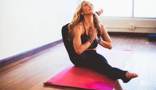 练瑜伽，如何把脚放在头后面？瑜伽女神Kion来教你