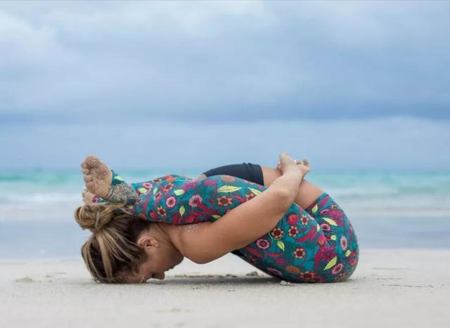练瑜伽，如何把脚放在头后面？瑜伽女神Kion来教你