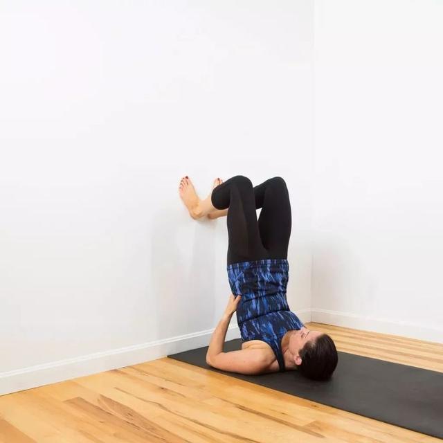 这样靠墙练瑜伽，拉伸更强烈还不费劲，你试试