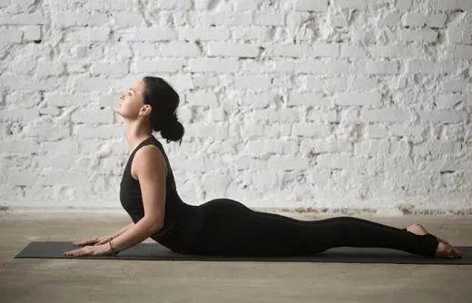 瑜伽眼镜蛇式要怎样练，腰才不会痛？这些技巧你要知道