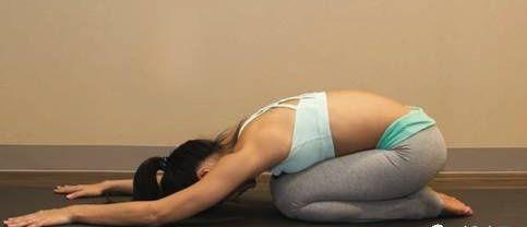 背部僵硬怎么办？这套瑜伽改善背部紧张，越练越年轻