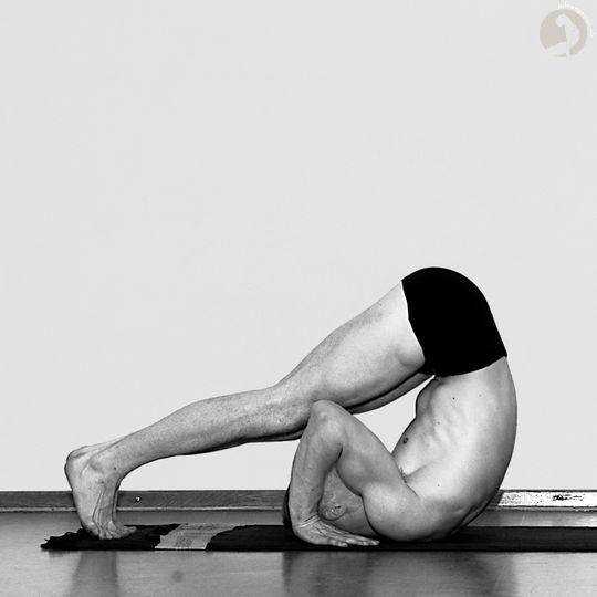 伸展脊柱，延缓衰老，试试这个瑜伽体式