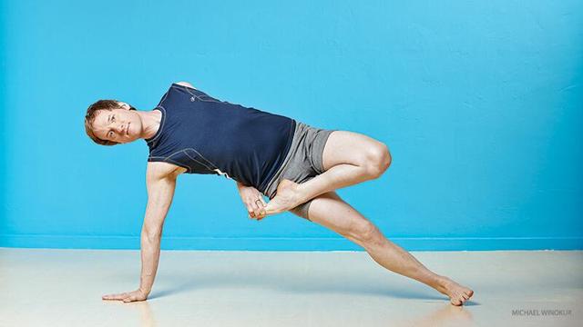 一个瑜伽手臂平衡体式，挑战手臂力量和柔韧性，试试吧