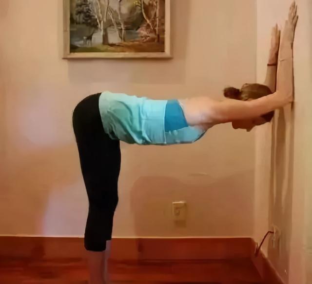 想练好瑜伽倒立体式，先练习简单的海豚式