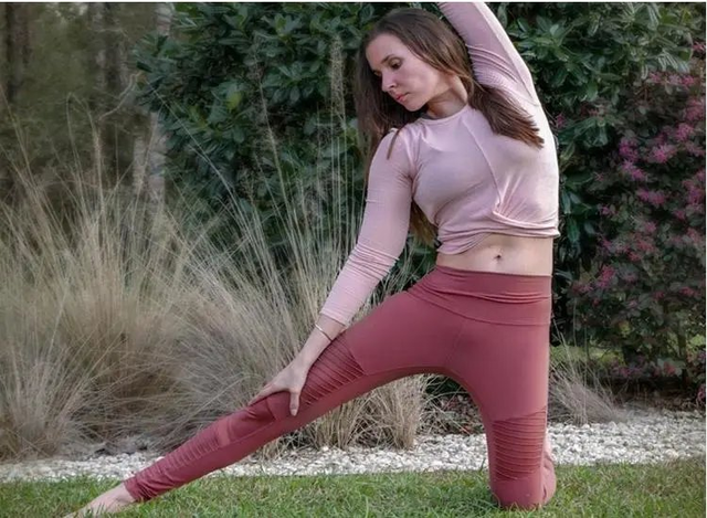 练瑜伽，别忽略了侧面拉伸，推荐几个常见体式