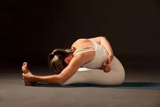 常练这些瑜伽姿势，缓解压力，改善消化系统健康