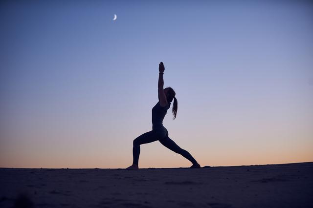 最适合夏天练习的瑜伽拜月式，你会了吗？