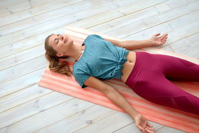 不管你练不练瑜伽，这7个深度放松的动作一定要学会