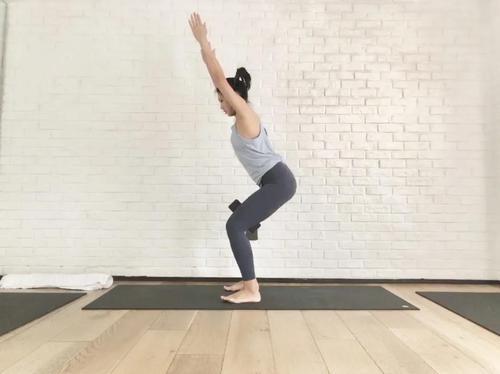 这个万能瑜伽体式，助你快速练出美腿维密臀