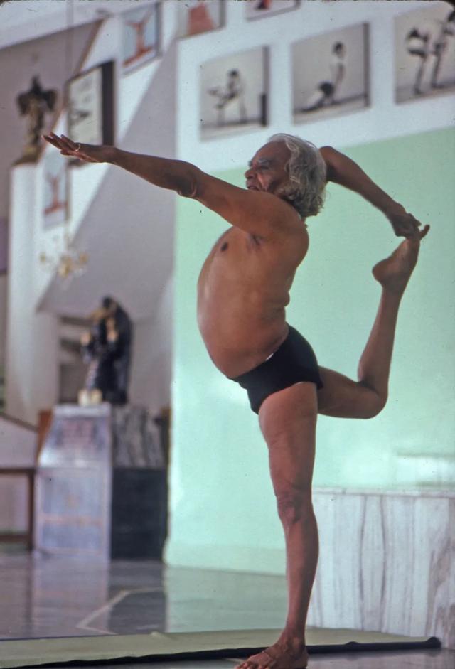 90岁还每天做倒立，后弯的瑜伽大师，瑜伽真正的现世传人