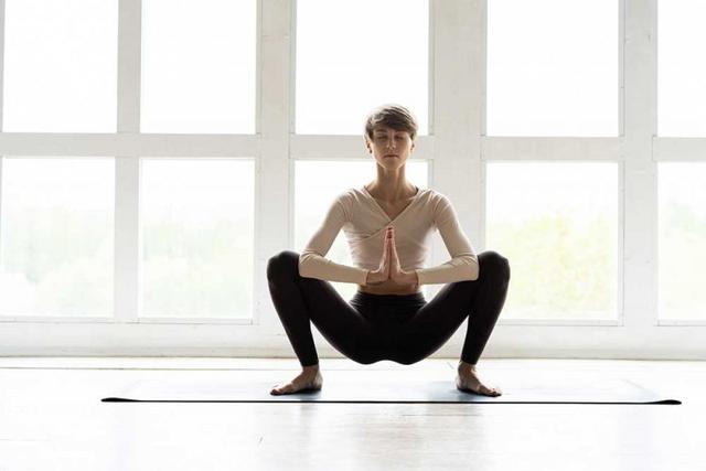 瑜伽深蹲，一个减龄最好的瑜伽体式