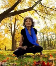 90多岁还在坚持授课的瑜伽大师们，一个比一个长寿
