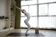 塑造身体曲线极好的瑜伽体式，还能让膝盖更年轻