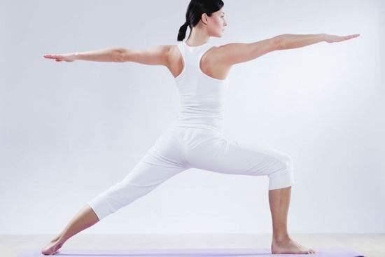 这个瑜伽体式，开髋又美化双腿，还能改善体态
