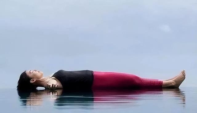 如何在瑜伽摊尸式中放松？看似简单，其实很难