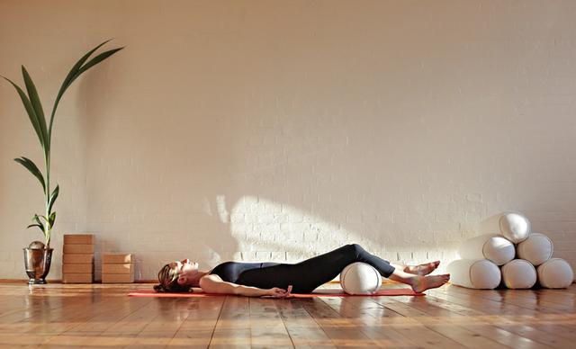 如何在瑜伽摊尸式中放松？看似简单，其实很难