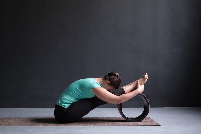 这8个常见的艾扬格瑜伽姿势，在家就可以轻松练习