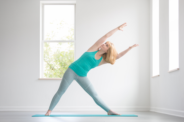 这个瑜伽序列，动作简单，姿态优雅，很适合女性练习