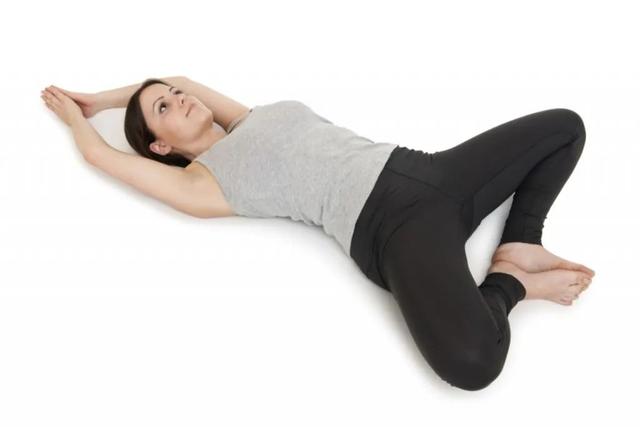 女人过了45，要常练这10个瑜伽体式，好处很多！