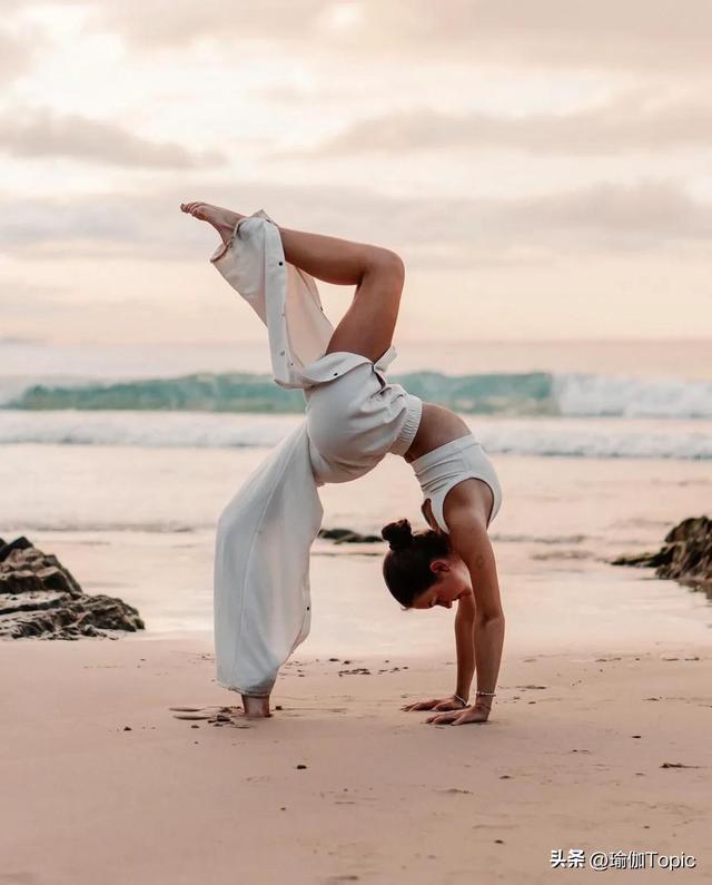 10张瑜伽高清动作图，练瑜伽的女人真是太美了！