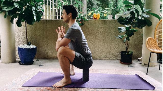 减龄又减重的瑜伽深蹲，4种练习方法总有一款适合你！